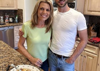 Obožavatelji Vanne White govore istu stvar o njezinom sinu Nikku, 30, u rijetkom obiteljskom videu