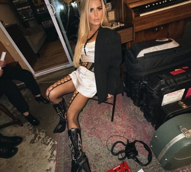 Obožavatelji zbunjeni zbog neprepoznatljivog novog izgleda pjevačice s A liste: ‘Tko je to uopće?’