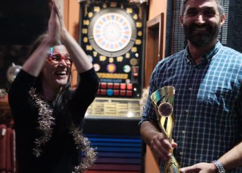 Održan humanitarni božićni turnir u pikadu, ekipi se pridružio i poznati splitski pjevač