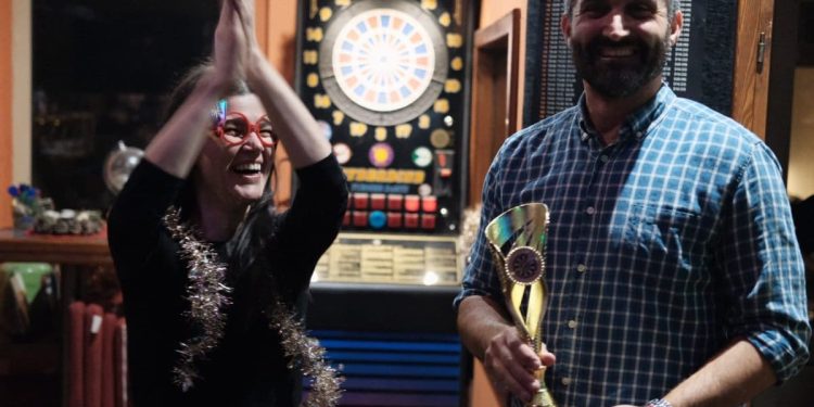 Održan humanitarni božićni turnir u pikadu, ekipi se pridružio i poznati splitski pjevač