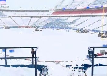 Ogromna novost o snijegu pojavljuje se prije utakmice Buffalo Billsa protiv San Francisco 49ersa dok volonteri jure da očiste stadion