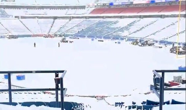 Ogromna novost o snijegu pojavljuje se prije utakmice Buffalo Billsa protiv San Francisco 49ersa dok volonteri jure da očiste stadion