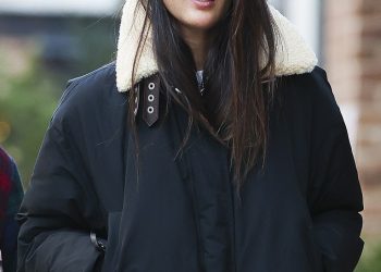 Olivia Munn i suprug John Mulaney grabe hamburgere nakon dijeljenja božićnih fotografija sa svoje dvoje djece