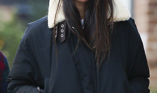 Olivia Munn i suprug John Mulaney grabe hamburgere nakon dijeljenja božićnih fotografija sa svoje dvoje djece