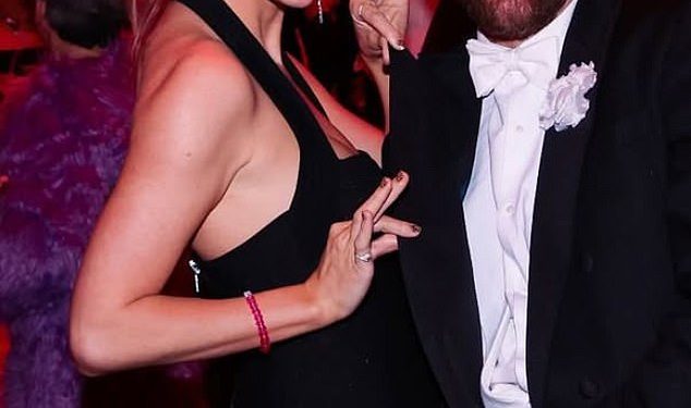 Otkriven prepotentni božićni dar Travisa Kelcea Taylor Swift