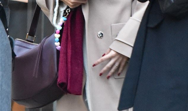 Otmjena Michelle Keegan i suprug Mark Wright pridružuju se Jamesu Argentu i njegovoj novoj djevojci Nicoline Artursson na udobnom dvostrukom spoju u The Ivy