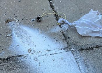 Ovo nam je danas palo pred kuću u Splitu. Brzo smo reagirali, ali stvorila se rupa. Zamislite da je palo nekom na glavu