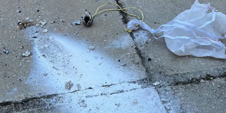 Ovo nam je danas palo pred kuću u Splitu. Brzo smo reagirali, ali stvorila se rupa. Zamislite da je palo nekom na glavu