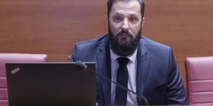 SPORNE SUGLASNOSTI Oporba kaže da je protuustavno što će iznajmljivači morati skupljati potpise susjeda | NACIONAL.HR