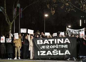 PENDREKOM PO OPORBI Policajci u Novom Sadu napali političare koji su prosvjedovali | NACIONAL.HR