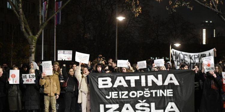 PENDREKOM PO OPORBI Policajci u Novom Sadu napali političare koji su prosvjedovali | NACIONAL.HR