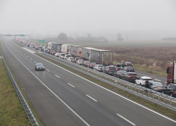 KOLAPS NA GRANICAMA Kolona na Bajakovu duga 20 kilometara, mnogi ostali i bez goriva | NACIONAL.HR