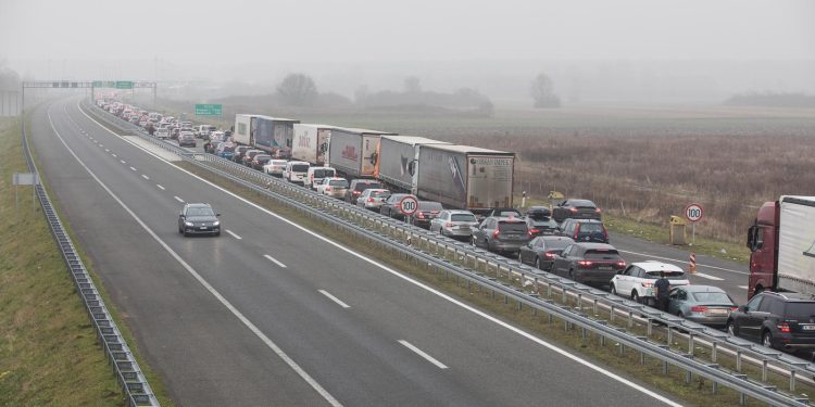 KOLAPS NA GRANICAMA Kolona na Bajakovu duga 20 kilometara, mnogi ostali i bez goriva | NACIONAL.HR