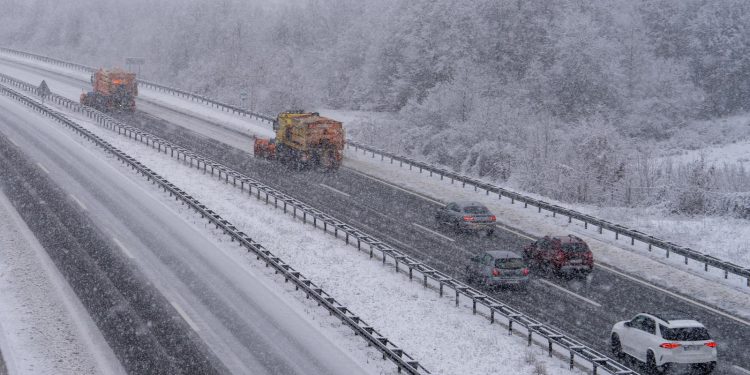 SNIJEG I LED Zabranjen promet kamionima na dijelu autoceste od Zagreba do Splita, gužve na granicama | NACIONAL.HR