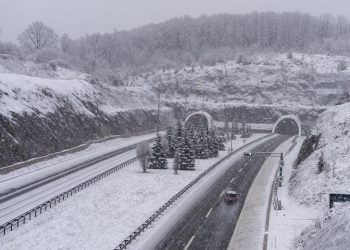 SNIJEG NA CESTAMA Dalmacija odsječena od svijeta, kamioni ne mogu na jug zemlje | NACIONAL.HR