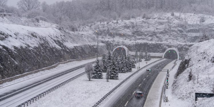 SNIJEG NA CESTAMA Dalmacija odsječena od svijeta, kamioni ne mogu na jug zemlje | NACIONAL.HR