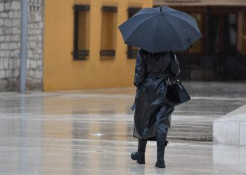 STIŽE ZIMA Jaka bura s kišom, u unutrašnjosti snijeg. Ni nastavak tjedna ne obećava | NACIONAL.HR