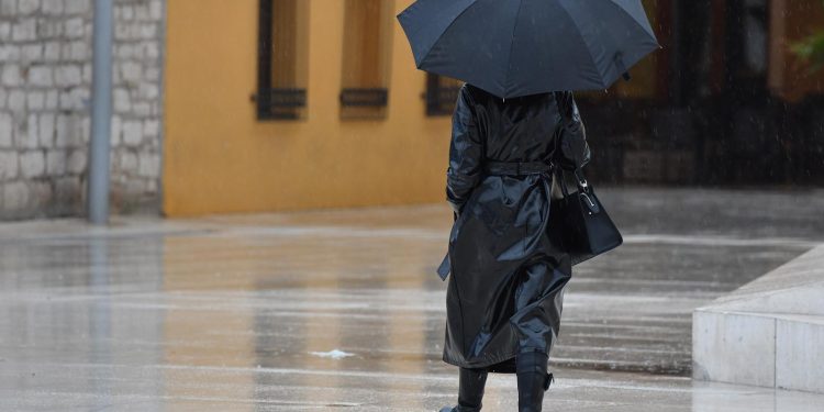 STIŽE ZIMA Jaka bura s kišom, u unutrašnjosti snijeg. Ni nastavak tjedna ne obećava | NACIONAL.HR