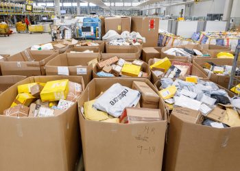 RASPAD SISTEMA Zbog Crnog petka pošte zatrpane paketima, pošiljke ne stižu, građani na rubu živaca | NACIONAL.HR