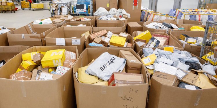 RASPAD SISTEMA Zbog Crnog petka pošte zatrpane paketima, pošiljke ne stižu, građani na rubu živaca | NACIONAL.HR