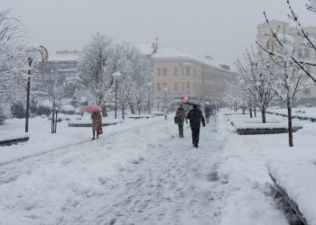 OKOVANI SNIJEGOM Promet u kolapsu u dijelu BiH, zatvoren granični prijelaz s Hrvatskom | NACIONAL.HR