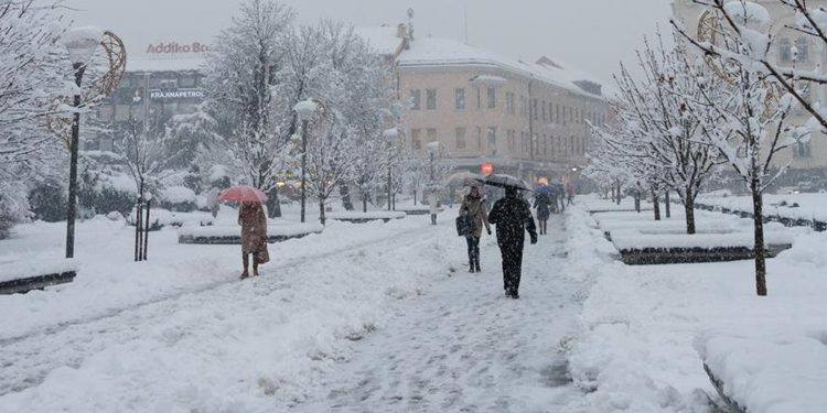 OKOVANI SNIJEGOM Promet u kolapsu u dijelu BiH, zatvoren granični prijelaz s Hrvatskom | NACIONAL.HR