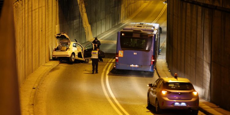 SUDAR S AUTOBUSOM Teška prometna nesreća u Selskoj – petero ozlijeđenih, vozača izvlačili vatrogasci | NACIONAL.HR
