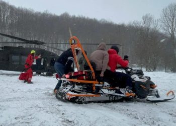 DRAMATIČNA SITUACIJA Black Hawk i HGSS izvukli trudnicu iz snijegom zametene Like | NACIONAL.HR