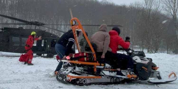 DRAMATIČNA SITUACIJA Black Hawk i HGSS izvukli trudnicu iz snijegom zametene Like | NACIONAL.HR