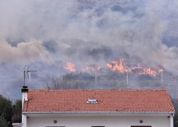 SANACIJA Lokaliziran požar u Žrnovnici, izgorjelo 30 hektara borove šume | NACIONAL.HR
