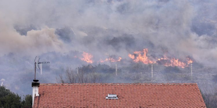 SANACIJA Lokaliziran požar u Žrnovnici, izgorjelo 30 hektara borove šume | NACIONAL.HR