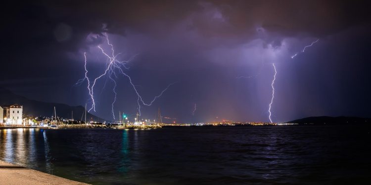OLUJNO NEVRIJEME U srijedu pogoršanje vremena, za dio Hrvatske upaljen crveni meteoalarm. Stiže i snijeg | NACIONAL.HR