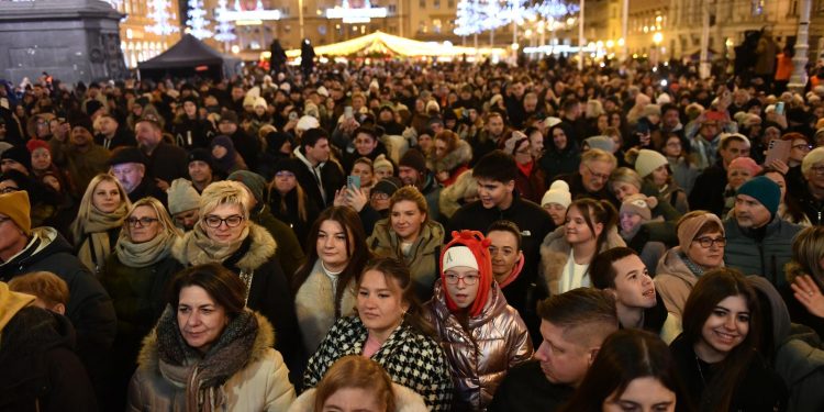 ŽELIM ŽIVOT Brojni građani i poznate osobe na humanitarnom koncertu. Prikupljeno više od 90 tisuća eura | NACIONAL.HR
