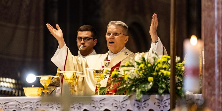 CRKVENA POLITIKA Nadbiskup Hranić dao ‘šalabahter’ vjernicima kako će glasati na izborima | NACIONAL.HR