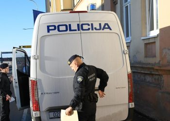 OZBILJAN INCIDENT Bivši nastavnik u središtu Gospića prijetio djetetu plinskim pištoljem | NACIONAL.HR