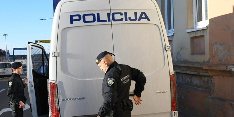 OZBILJAN INCIDENT Bivši nastavnik u središtu Gospića prijetio djetetu plinskim pištoljem | NACIONAL.HR