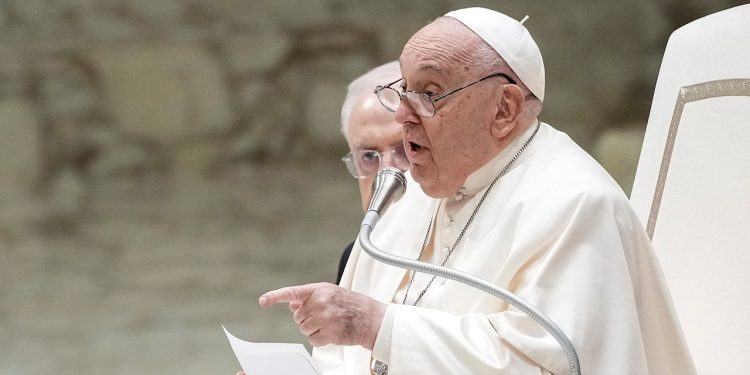 Papa će preskočiti nedjeljnu molitvu na otvorenom nakon što je uhvatio hladne dane uoči božićnih misa