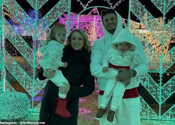 Patrick i Brittany Mahomes uživljavaju se u božićni duh sa svojom djecom na klizanju u Kansas Cityju