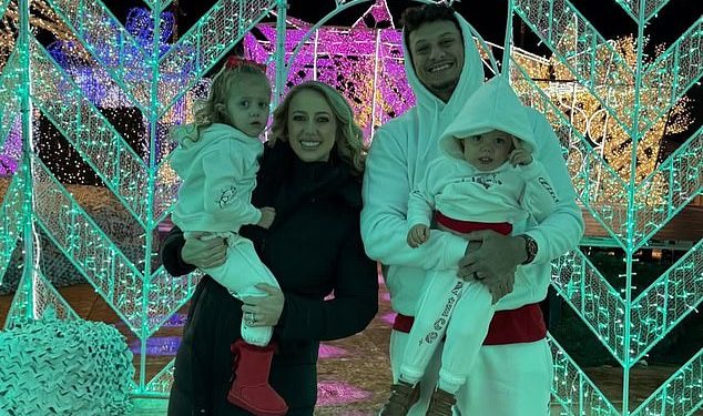 Patrick i Brittany Mahomes uživljavaju se u božićni duh sa svojom djecom na klizanju u Kansas Cityju
