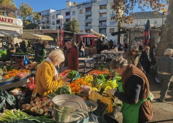 Pazar je danas u svim bojama, ali manje se kupuje: ‘Nema svit para. Više niko ne kupuje kil’ salate, nego uzmu jednu salaticu’