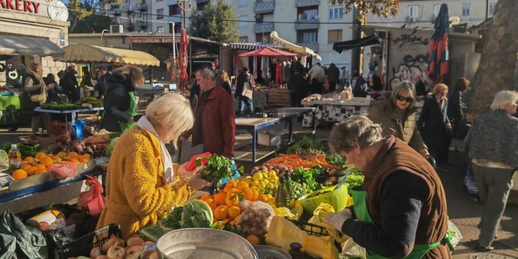 Pazar je danas u svim bojama, ali manje se kupuje: ‘Nema svit para. Više niko ne kupuje kil’ salate, nego uzmu jednu salaticu’