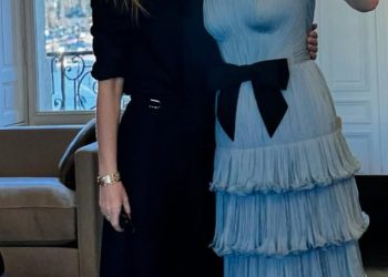 Pazi svijete, dolazi Apple Martin! Debitantica, 20, je djevojka iz sestrinstva na Sveučilištu Vanderbilt, krasila je prvi red na Chanelovoj modnoj reviji – I može pjevati kao njen tata frontmen Coldplaya – postoji li nešto što ona ne može?