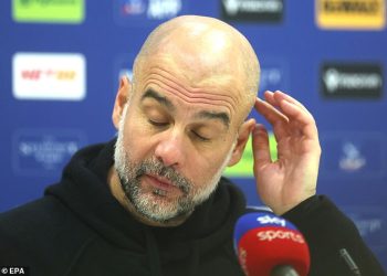 Pep Guardiola ima bizarnu interakciju s novinarom dok šef Man Cityja raspravlja o crvenom kartonu Rica Lewisa u remiju 2-2 s Crystal Palaceom