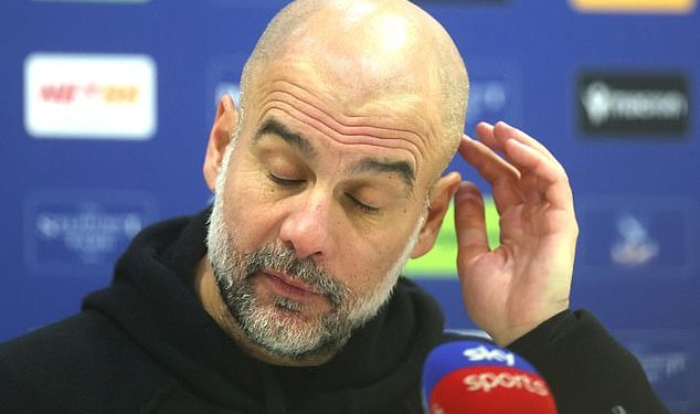 Pep Guardiola ima bizarnu interakciju s novinarom dok šef Man Cityja raspravlja o crvenom kartonu Rica Lewisa u remiju 2-2 s Crystal Palaceom