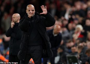 Pep Guardiola uperio je rukom u navijače Liverpoola kao odgovor na povike ‘dobit ćeš otkaz ujutro’ tijekom poraza Man Cityja od 2-0 na Anfieldu