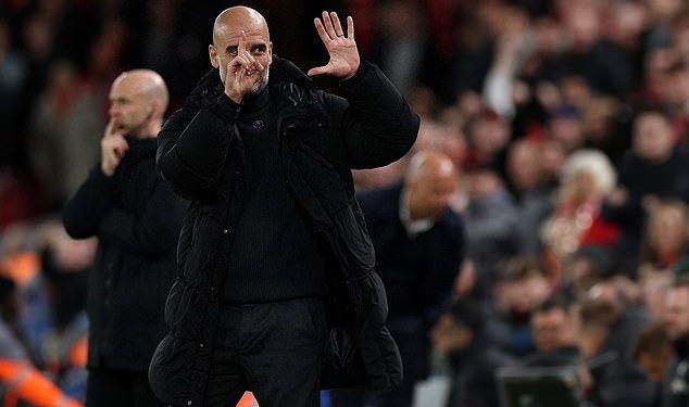 Pep Guardiola uperio je rukom u navijače Liverpoola kao odgovor na povike ‘dobit ćeš otkaz ujutro’ tijekom poraza Man Cityja od 2-0 na Anfieldu