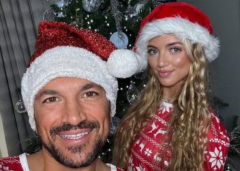 Peter Andre pozira u jednakoj pidžami s kćeri Princezom dok zajedno provode Božić – dok Katie Price slavi s najboljom prijateljicom Kerry Katona