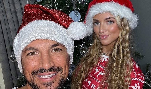 Peter Andre pozira u jednakoj pidžami s kćeri Princezom dok zajedno provode Božić – dok Katie Price slavi s najboljom prijateljicom Kerry Katona