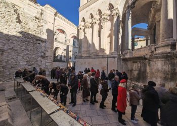 Pogledajte redove ispred splitske katedrale, od ranog jutra Splićani pohode kriptu svete Luce