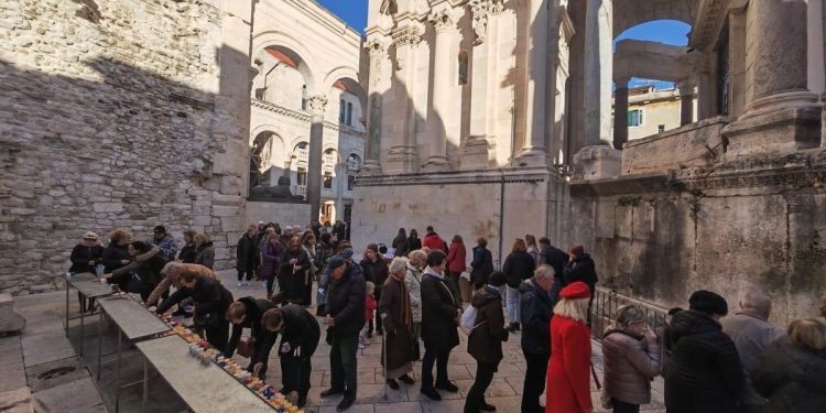Pogledajte redove ispred splitske katedrale, od ranog jutra Splićani pohode kriptu svete Luce